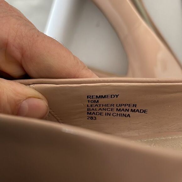 STEVE MADDEN TAN PATENT LEATHER PUMPS.  NEW - Picture 8 of 8